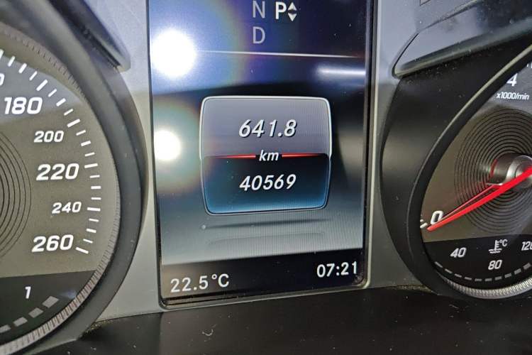 Used Mercedes-Benz V-Class 2017 V 260 Prestige Edition Odometer Close Up