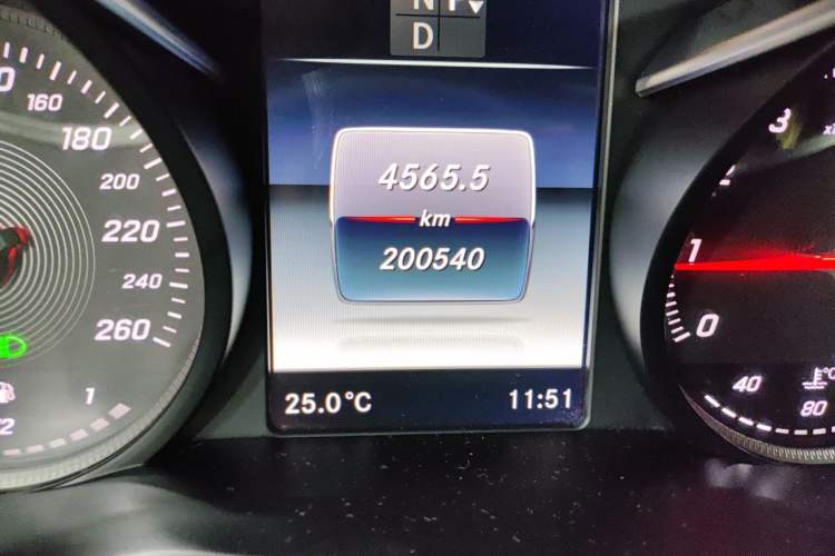 Used Mercedes-Benz V-Class 2017 V 260 Prestige Edition Odometer Close Up