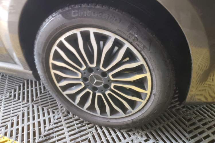 Used Mercedes-Benz V-Class 2017 V 260 L Prestige Extended Edition Right Front Wheel Hub