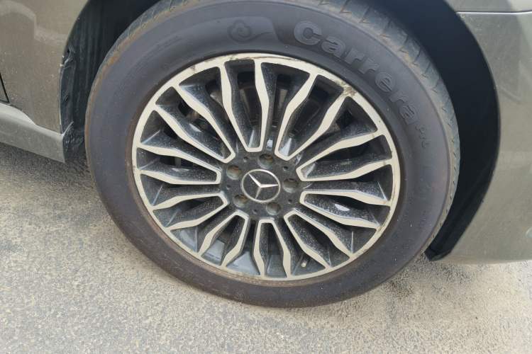 Used Mercedes-Benz V-Class 2017 V 260 L Prestige Extended Edition Right Front Wheel Hub