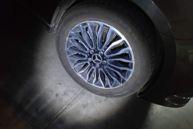 Used Mercedes-Benz V-Class 2017 V 260 L Prestige Extended Edition Right Front Wheel Hub