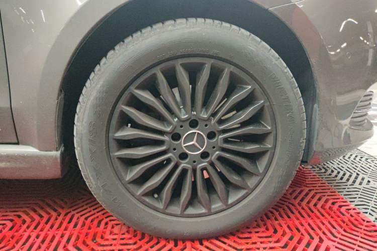 Used Mercedes-Benz V-Class 2017 V 260 Prestige Edition Right Front Wheel Hub