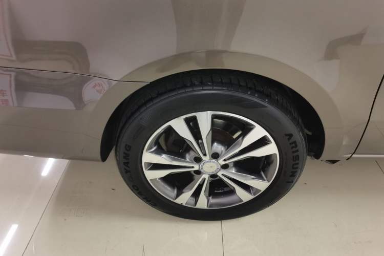 Used Mercedes-Benz V-Class 2017 V 260 Avantgarde Edition Right Rear Wheel Hub