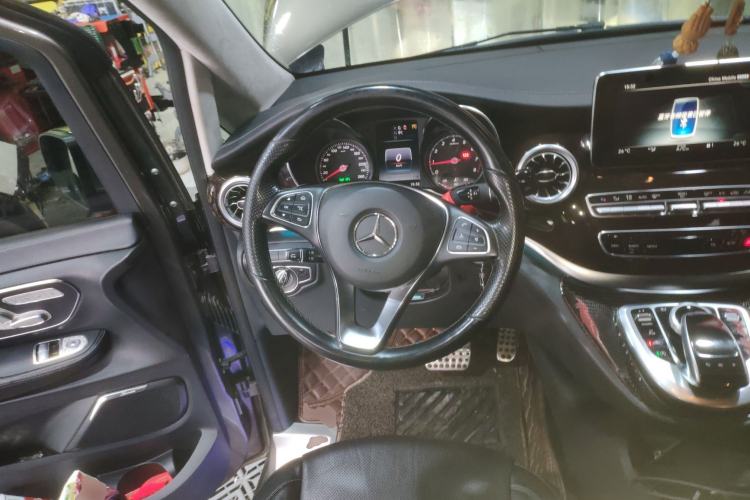 Used Mercedes-Benz V-Class 2017 V 260 L Prestige Extended Edition Steering Wheel