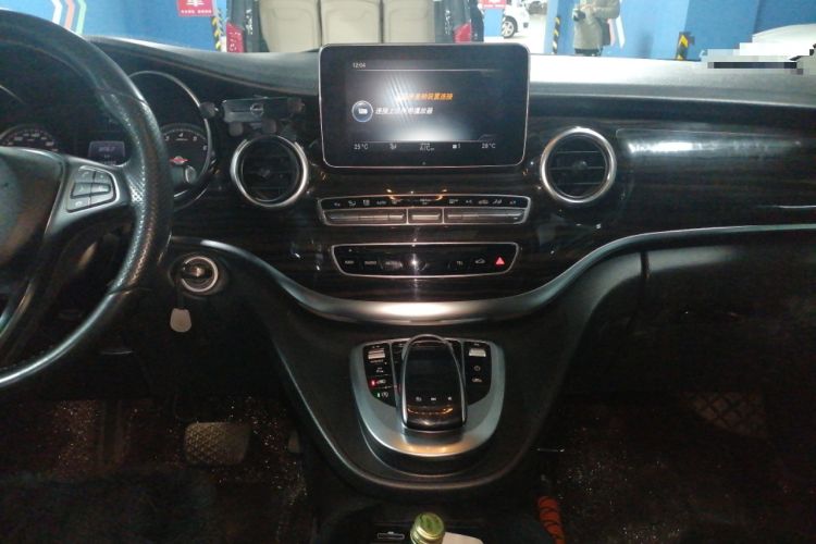 Used Mercedes-Benz V-Class 2017 V 260 Avantgarde Edition Audio And AC Panel