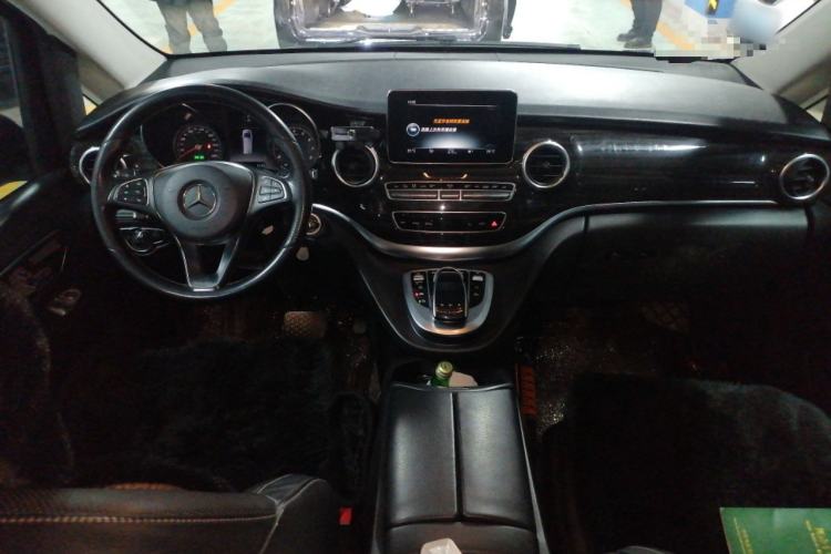 Used Mercedes-Benz V-Class 2017 V 260 Avantgarde Edition Center Console