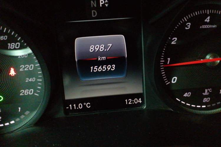 Used Mercedes-Benz V-Class 2017 V 260 Avantgarde Edition Odometer Close Up