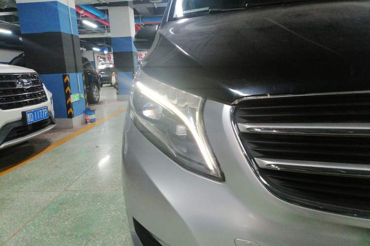 Used Mercedes-Benz V-Class 2017 V 260 Avantgarde Edition Right Front Headlight