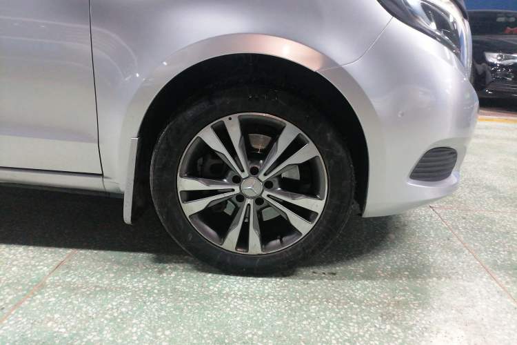 Used Mercedes-Benz V-Class 2017 V 260 Avantgarde Edition Right Front Wheel Hub