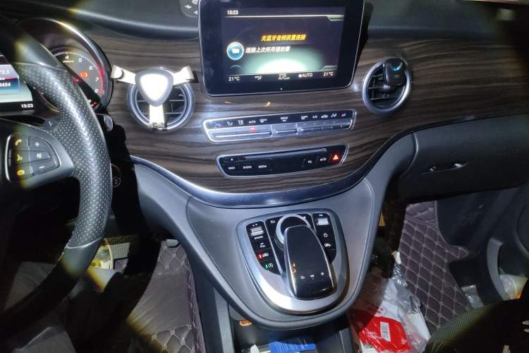 Used Mercedes-Benz V-Class 2017 V 260 Avantgarde Edition Audio And AC Panel