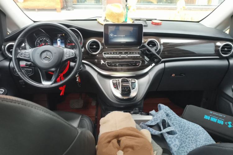 Used Mercedes-Benz V-Class 2017 V 260 Avantgarde Edition Center Console