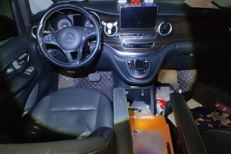 Used Mercedes-Benz V-Class 2017 V 260 Avantgarde Edition Center Console