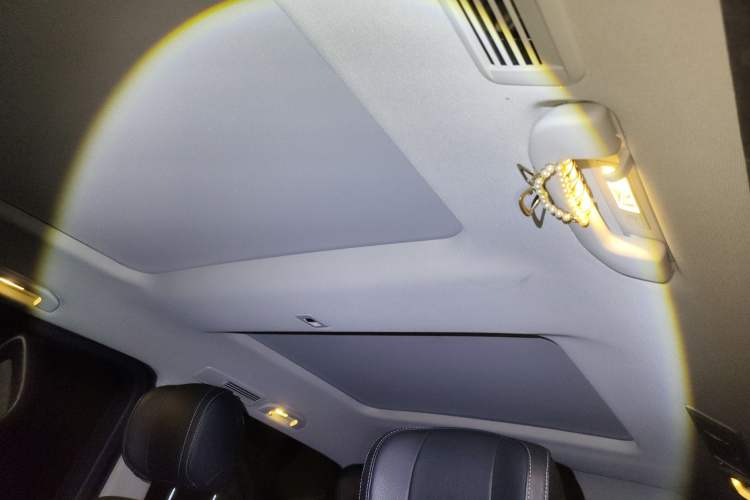 Used Mercedes-Benz V-Class 2017 V 260 Avantgarde Edition Headliner