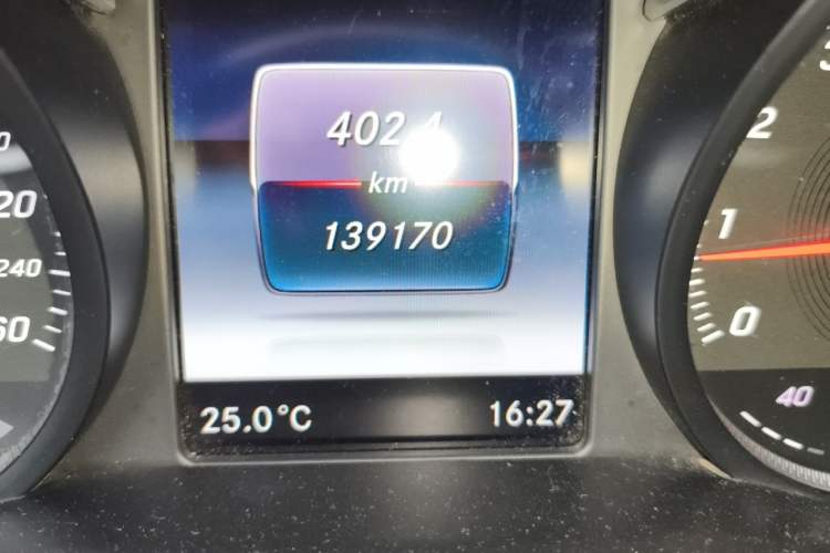 Used Mercedes-Benz V-Class 2017 V 260 Avantgarde Edition Odometer Close Up