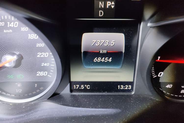 Used Mercedes-Benz V-Class 2017 V 260 Avantgarde Edition Odometer Close Up