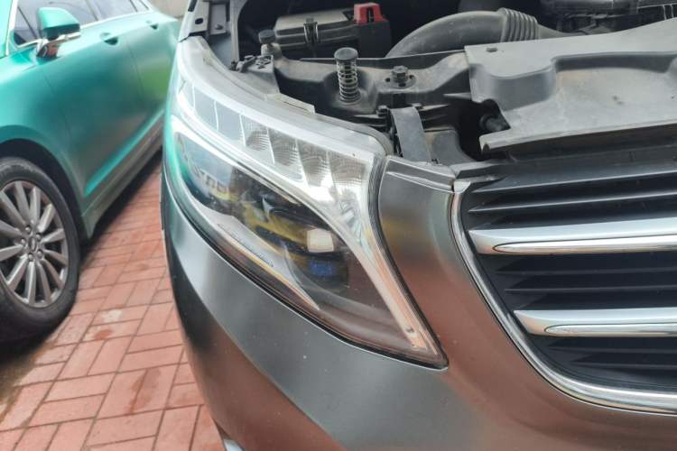 Used Mercedes-Benz V-Class 2017 V 260 Avantgarde Edition Right Front Headlight