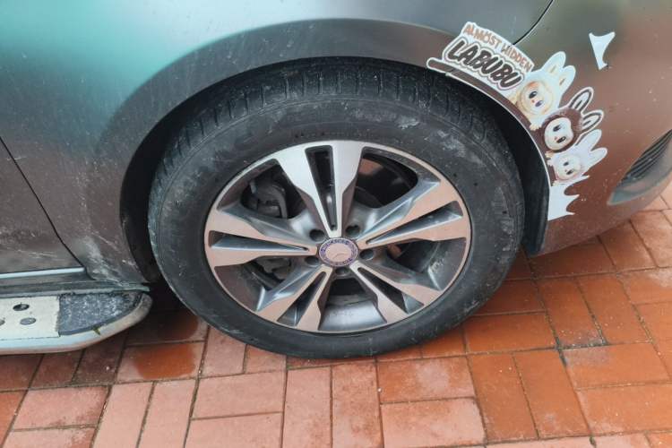 Used Mercedes-Benz V-Class 2017 V 260 Avantgarde Edition Right Front Wheel Hub