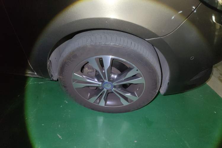 Used Mercedes-Benz V-Class 2017 V 260 Avantgarde Edition Right Front Wheel Hub