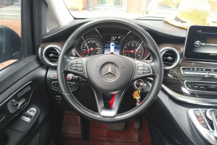 Used Mercedes-Benz V-Class 2017 V 260 Avantgarde Edition Steering Wheel