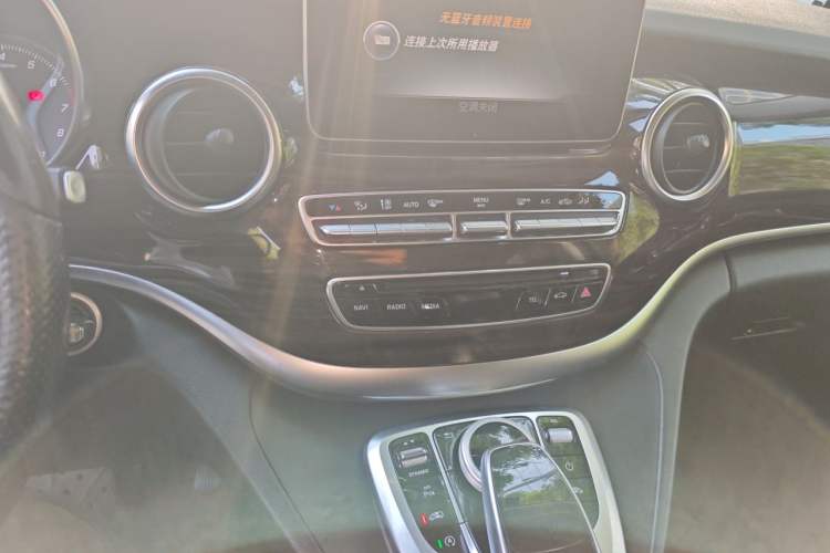 Used Mercedes-Benz V-Class 2017 V 260 Avantgarde Edition Audio And AC Panel