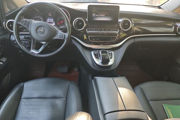 Used Mercedes-Benz V-Class 2017 V 260 Avantgarde Edition Center Console