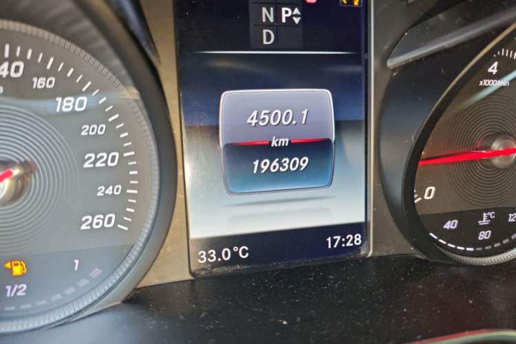 Used Mercedes-Benz V-Class 2017 V 260 Avantgarde Edition Odometer Close Up
