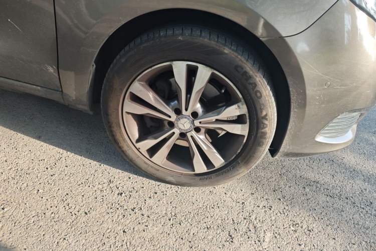 Used Mercedes-Benz V-Class 2017 V 260 Avantgarde Edition Right Front Wheel Hub