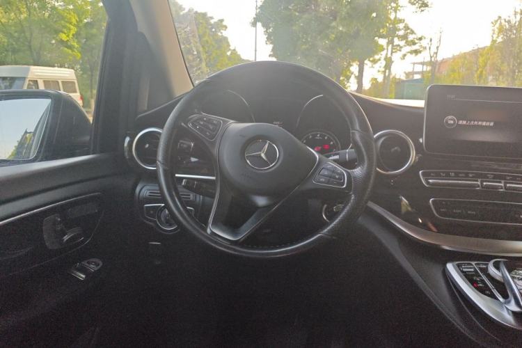 Used Mercedes-Benz V-Class 2017 V 260 Avantgarde Edition Steering Wheel
