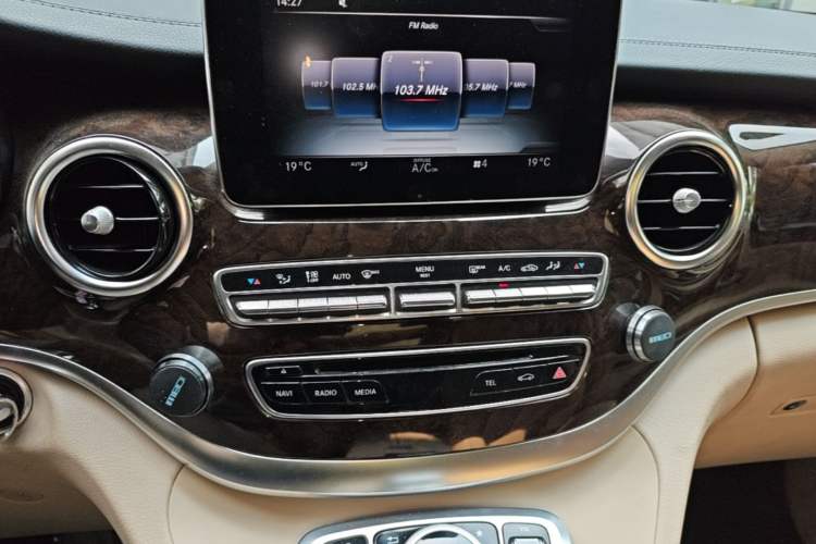 Used Mercedes-Benz V-Class 2017 V 260 Prestige Edition Audio And AC Panel