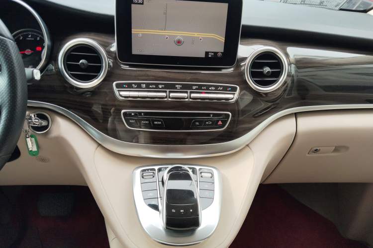 Used Mercedes-Benz V-Class 2017 V 260 Avantgarde Edition Audio And AC Panel
