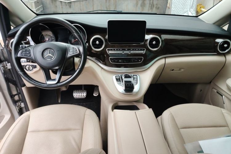 Used Mercedes-Benz V-Class 2017 V 260 L Prestige Extended Edition Center Console