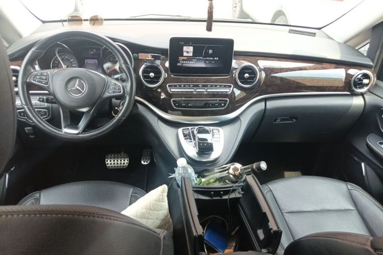 Used Mercedes-Benz V-Class 2017 V 260 L Prestige Extended Edition Center Console