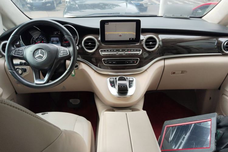 Used Mercedes-Benz V-Class 2017 V 260 Avantgarde Edition Center Console