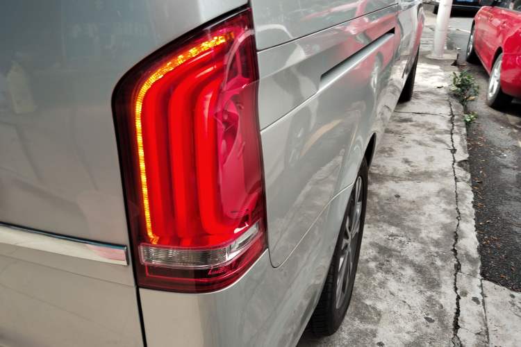 Used Mercedes-Benz V-Class 2017 V 260 Avantgarde Edition Exterior 2