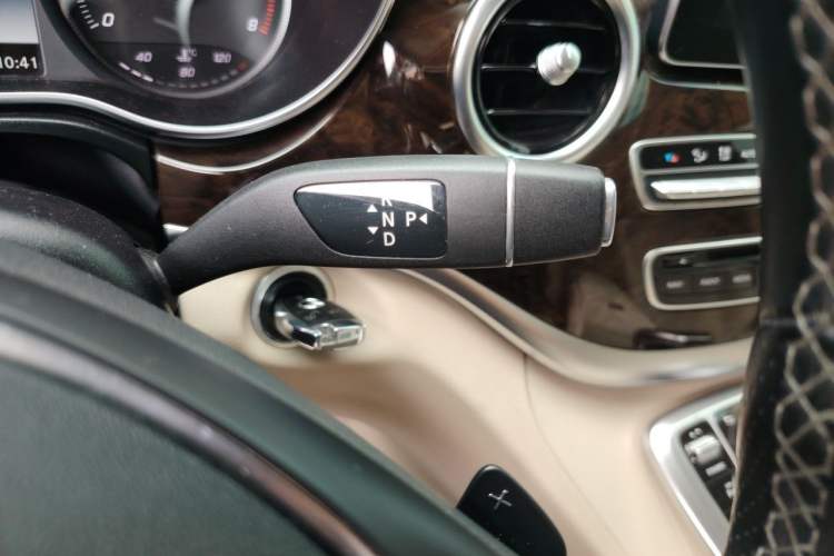 Used Mercedes-Benz V-Class 2017 V 260 L Prestige Extended Edition Gear Lever