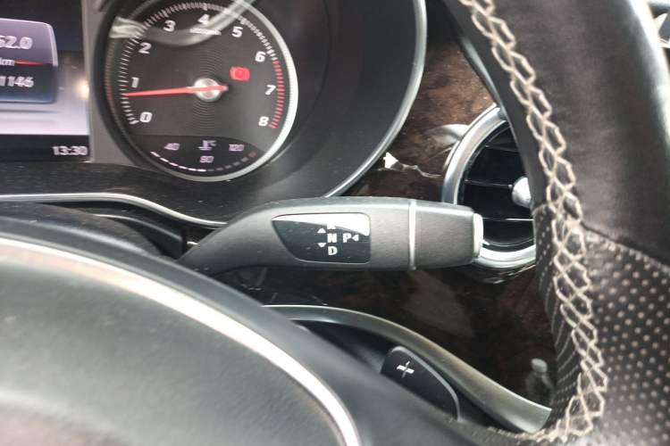 Used Mercedes-Benz V-Class 2017 V 260 L Prestige Extended Edition Gear Lever
