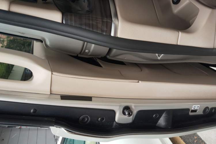 Used Mercedes-Benz V-Class 2017 V 260 Avantgarde Edition Interior 3