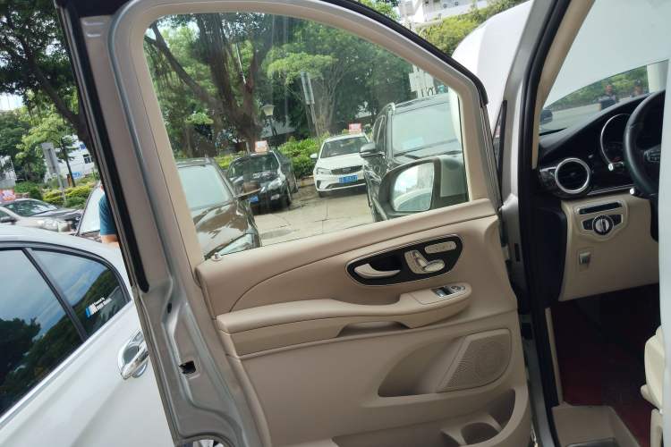 Used Mercedes-Benz V-Class 2017 V 260 Avantgarde Edition Interior 4
