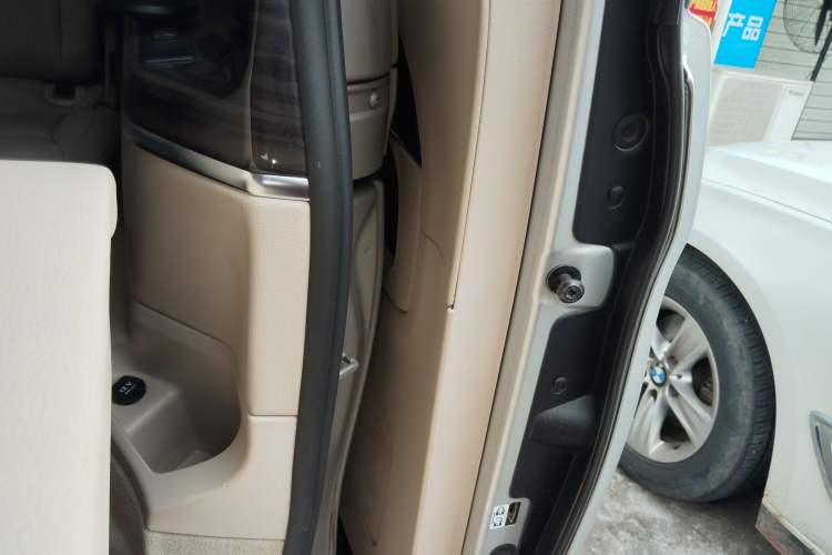 Used Mercedes-Benz V-Class 2017 V 260 Avantgarde Edition Interior 5