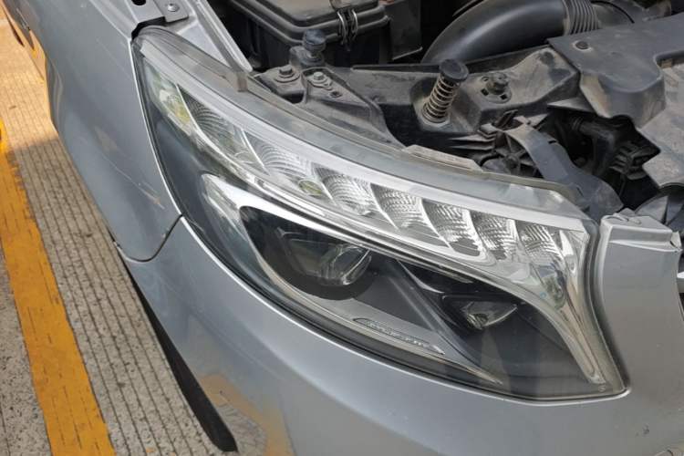 Used Mercedes-Benz V-Class 2017 V 260 Prestige Edition Right Front Headlight