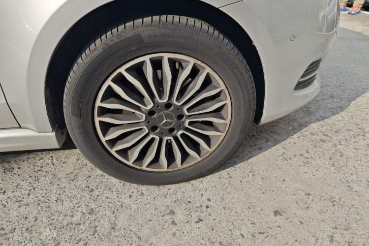 Used Mercedes-Benz V-Class 2017 V 260 Prestige Edition Right Front Wheel Hub