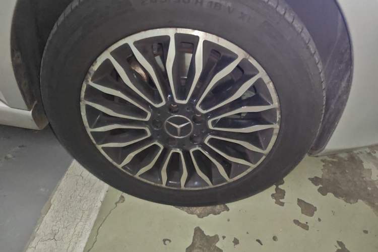 Used Mercedes-Benz V-Class 2017 V 260 Prestige Edition Right Front Wheel Hub
