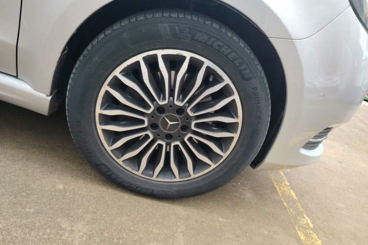 Used Mercedes-Benz V-Class 2017 V 260 L Prestige Extended Edition Right Front Wheel Hub