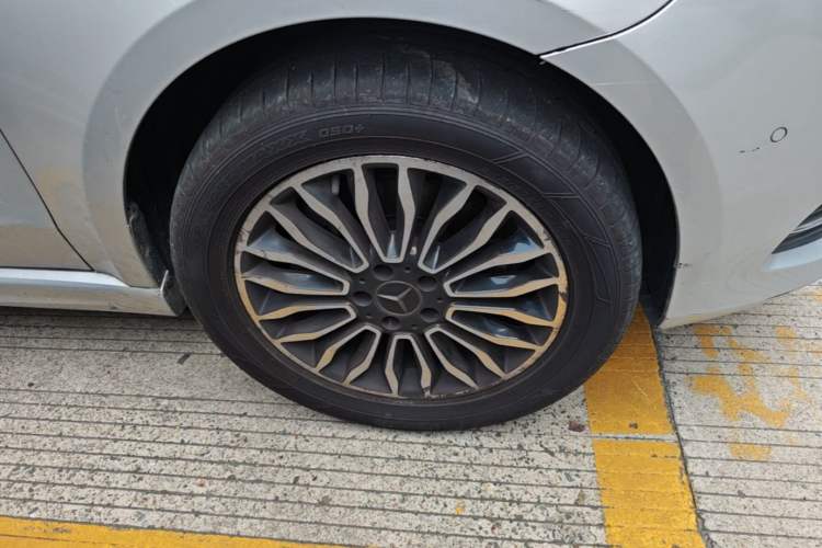 Used Mercedes-Benz V-Class 2017 V 260 Prestige Edition Right Front Wheel Hub