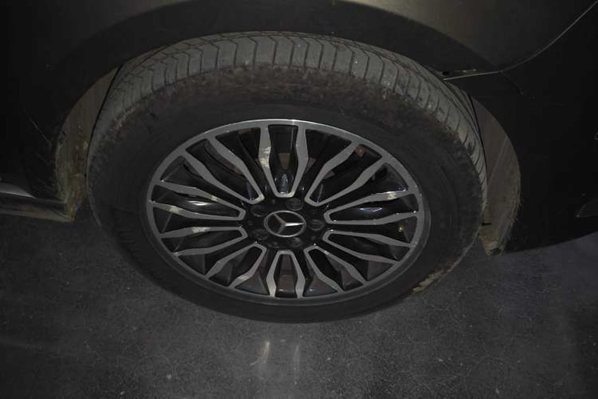 Used Mercedes-Benz V-Class 2017 V 260 L Prestige Extended Edition Right Front Wheel Hub