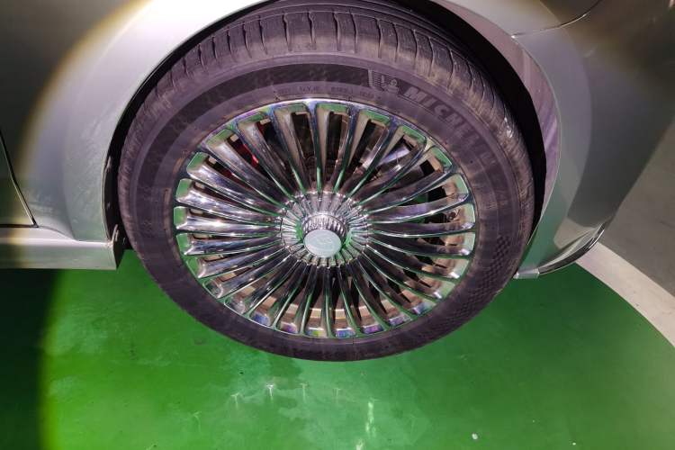 Used Mercedes-Benz V-Class 2017 V 260 Prestige Edition Right Front Wheel Hub