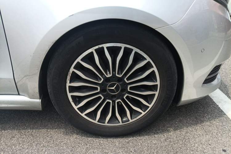 Used Mercedes-Benz V-Class 2017 V 260 L Prestige Extended Edition Right Front Wheel Hub