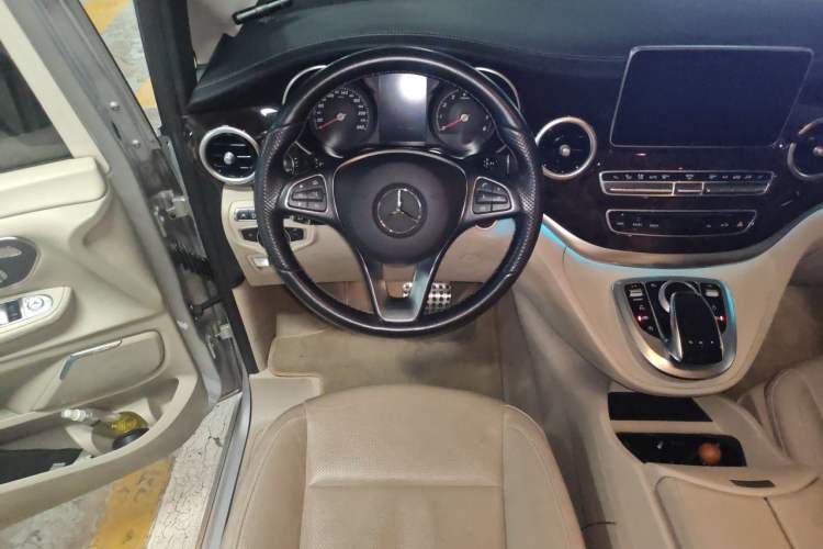 Used Mercedes-Benz V-Class 2017 V 260 Prestige Edition Steering Wheel