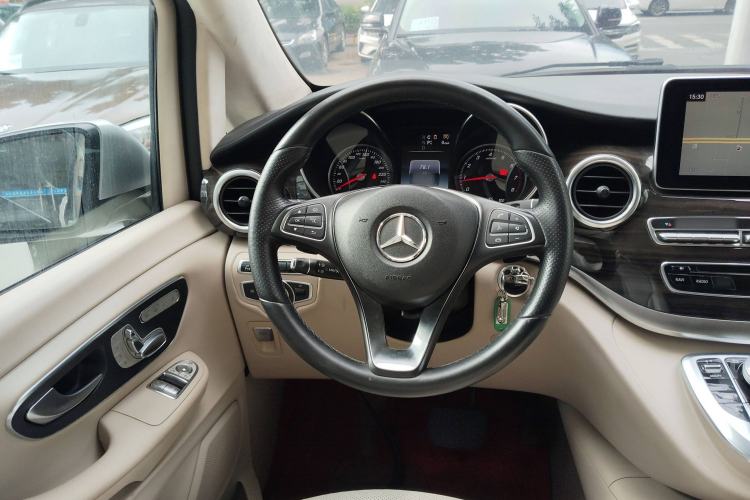 Used Mercedes-Benz V-Class 2017 V 260 Avantgarde Edition Steering Wheel
