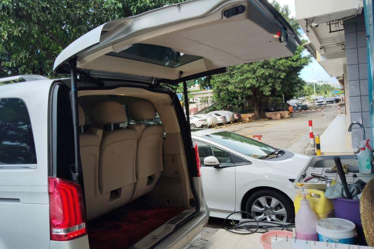 Used Mercedes-Benz V-Class 2017 V 260 Avantgarde Edition Trunk